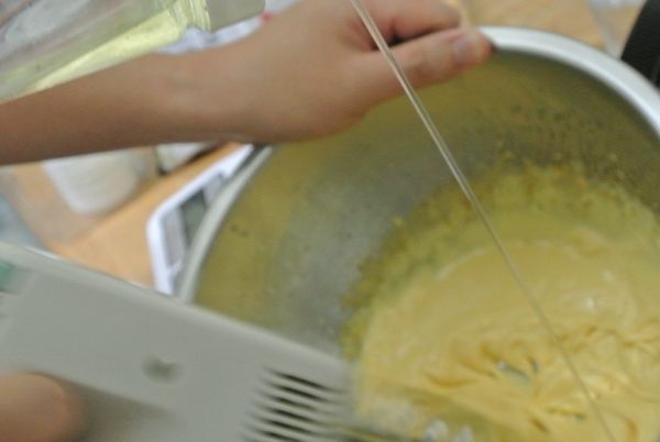 打發後慢慢加油
這時可以改用電動的！不然手會很酸喔