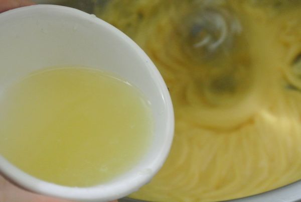 適量加入一點醋或檸檬汁，繼續打
呈現乳化狀，可以試試口味！調味料都可酌量加減