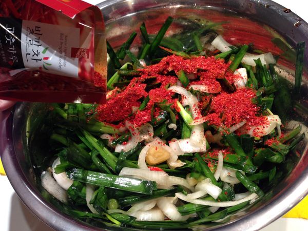 用適量的鹽令韭菜出水。靜待30分鐘。