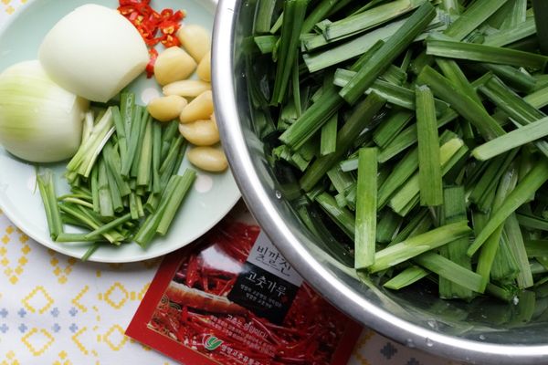 韭菜洗乾淨後切段。