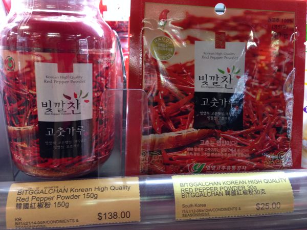 檢查韭菜是否已經變軟身。確定之後可以將韭菜的水完全瀝乾。