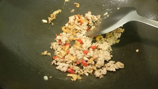 蝦米泡一下水,辣椒、蒜頭切碎, 鍋中留少許油, 放入蒜末、辣椒末、絞肉、蝦米翻炒至肉熟, 其間加入鹽、干貝粉、白胡椒粉拌勻