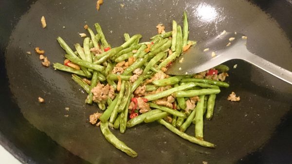 放入四季豆、醬油翻炒均勻後, 即可盛盤上桌