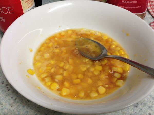 先將蛋打散，再加入玉米粒跟醬油混合均勻