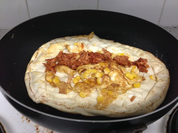 待蛋液熟後翻面煎，加入鮪魚或是想要的配料後捲起，蛋餅就這樣完成了