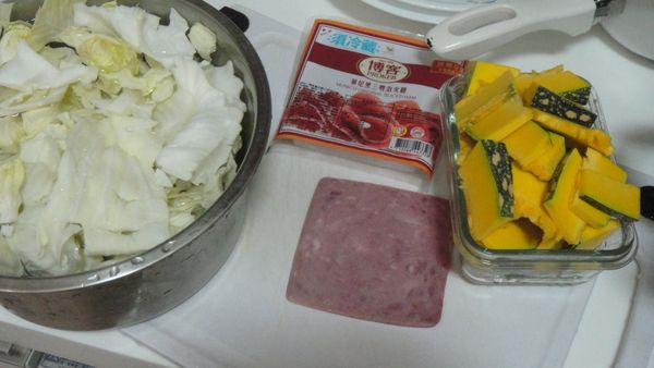 把高麗菜洗乾淨泡一下，南瓜洗乾淨切片，火腿切條狀