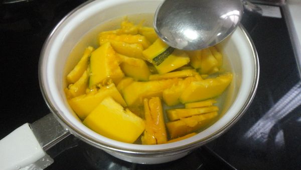 把南瓜稍微煮熟煮軟，煮熟撈起備用