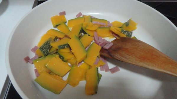 加入南瓜一起炒