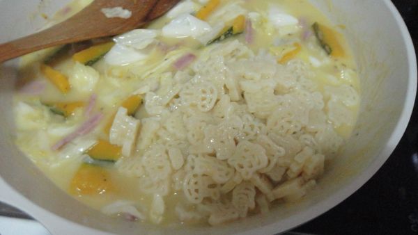 把麵放下去拌炒吸收湯汁