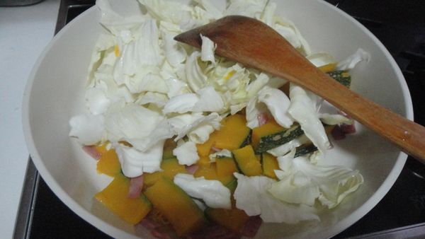 再加入高麗菜一起炒