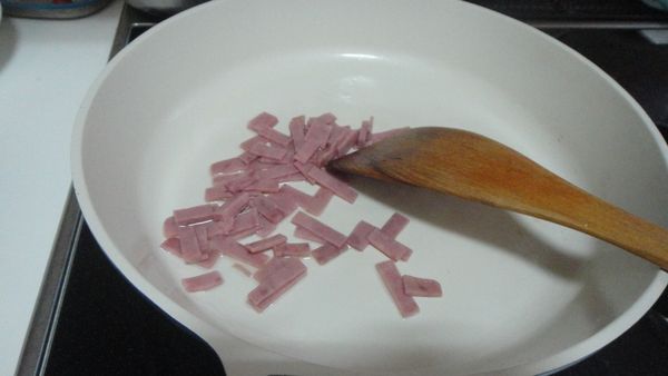 熱鍋熱油加入火腿炒香