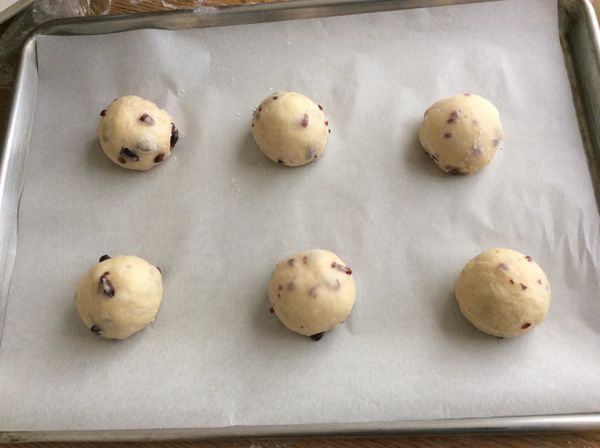 發酵好的麵團分割成6份。做第二次發酵。