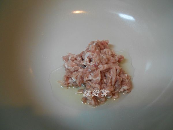 鍋熱放1大匙油，不用等油熱就放入肉絲拌炒到肉絲變白熟了即可盛起備用