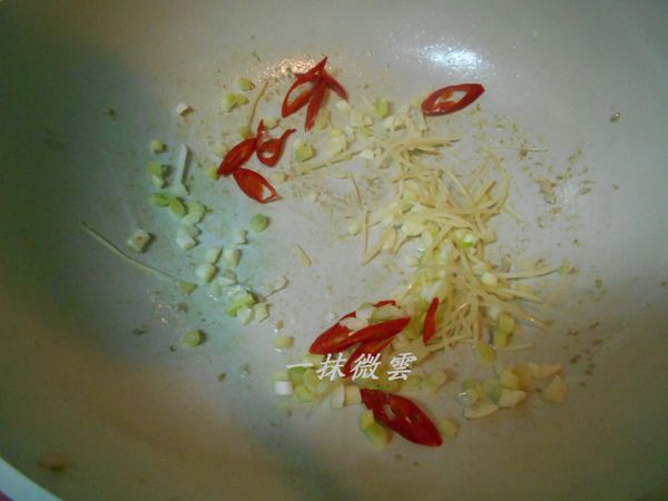 鍋不用洗也不用放油，以中小火爆香蔥白和薑蒜辣椒末