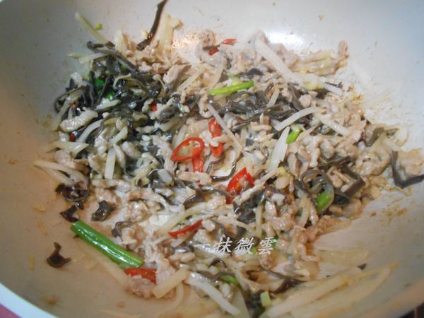 最後將炒好的肉絲和蔥綠倒入一起拌炒