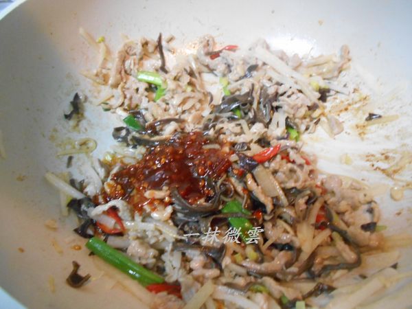 加入【調味料】炒至略微收汁就完成了