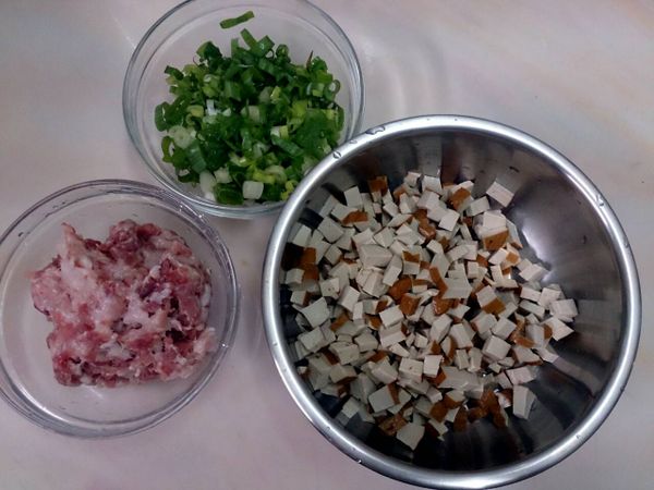 備料。
*五香豆干先泡水洗幾次(比較放心..)>切小丁塊
*蔥切成蔥花~