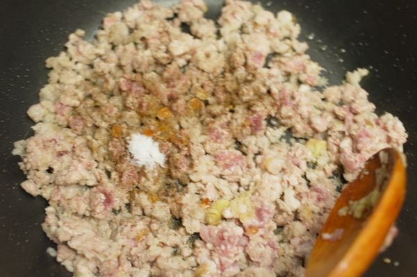 再鹽、冰糖、胡椒粉下去。
(這時可以加一點米酒嗆香)