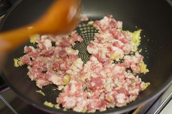 豬絞肉下去拌炒，逼出油脂、香氣。