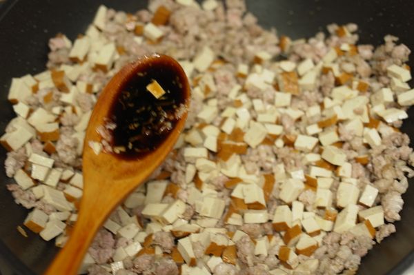 再放豆干丁拌炒>醬油、蠔油下去。