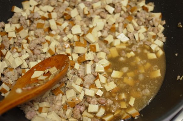 加小碗一碗的水中大火滾。