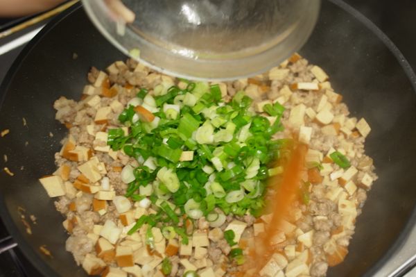 等水有"稍微"收乾後，加入蔥花拌炒~起鍋^^