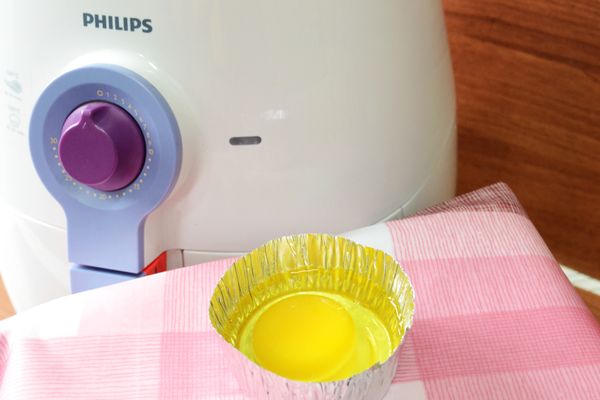 將雞蛋放入鋁箔杯裡。