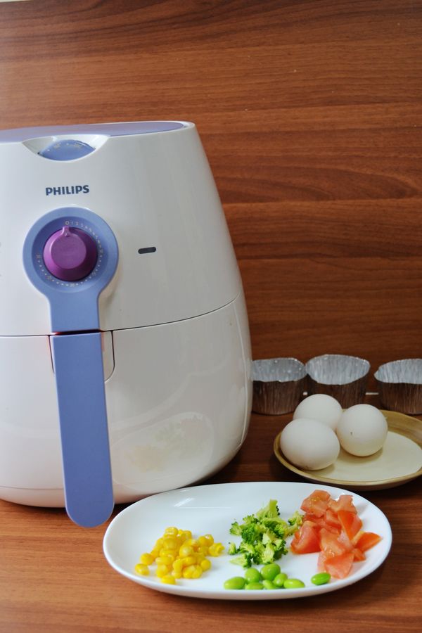 準備好所需食材，綠花椰菜、蕃茄切小丁備用。