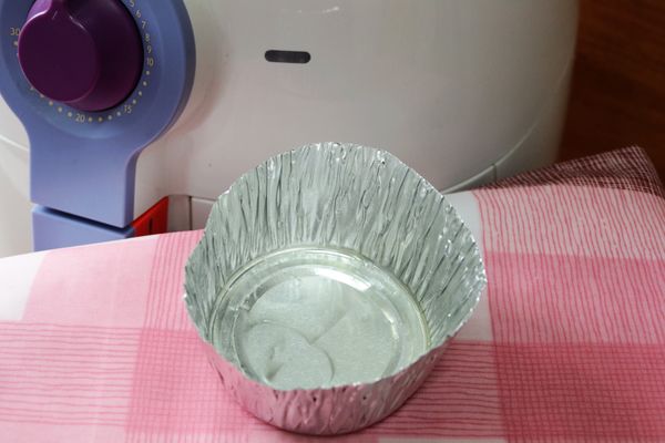 鋁箔杯塗上薄薄一層奶油。