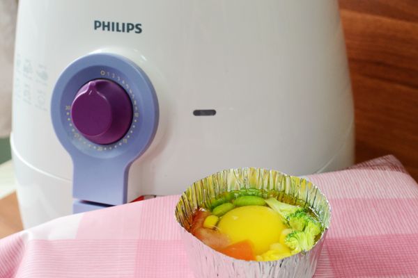 將蕃茄丁、碗豆、綠花椰菜丁、玉米放入。