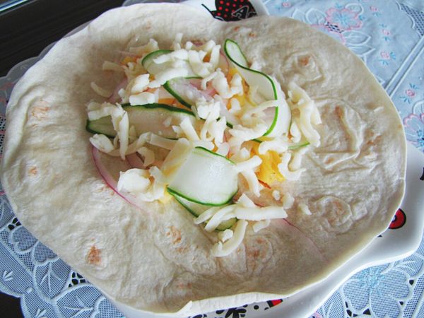 皮上面放上做法1.的材料,最後灑上起司絲,送入烤箱加熱,待起司絲融化即可