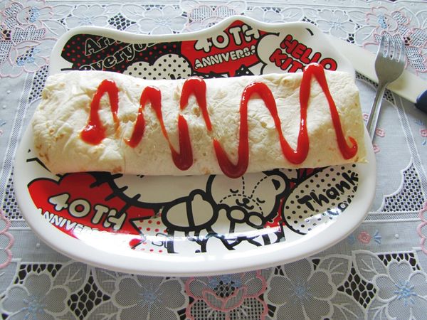 將餅皮捲起來,淋上番茄醬,上桌啦!!!