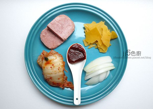 準備材料。韓國泡菜選莖部。
洋蔥及韓國泡菜瀝乾水份。