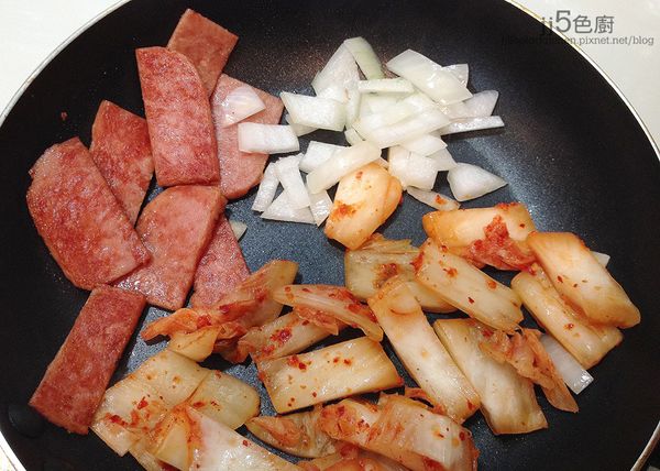 午餐肉切成0.3cm薄片後切小塊；
洋蔥及泡菜瀝乾水，切丁0.8cmx0.8cm；
起司切小塊狀。
炒鍋下油，午餐肉慢煎至微焦，加洋蔥及泡菜炒至稍軟(但保持脆感)。拌炒均勻。