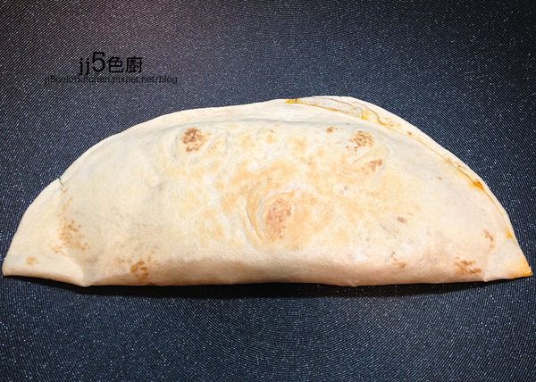 平底鍋小火加熱，放入墨西哥餅，用鏟子按餅皮邊緣讓融化的起司封住開口，輕壓中心讓餡料分佈平均。
2面煎至焦黃便可(也可放小烤箱烤至表面焦黃)。