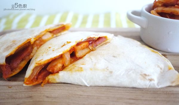 用pizza刀切成小塊，趁熱吃。