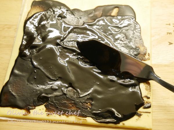 起酥皮置於室溫退冰，
抹上薄薄一層巧克力醬。