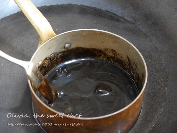 隔水加熱[巧克力醬]，
融化後稍微冷卻一下。