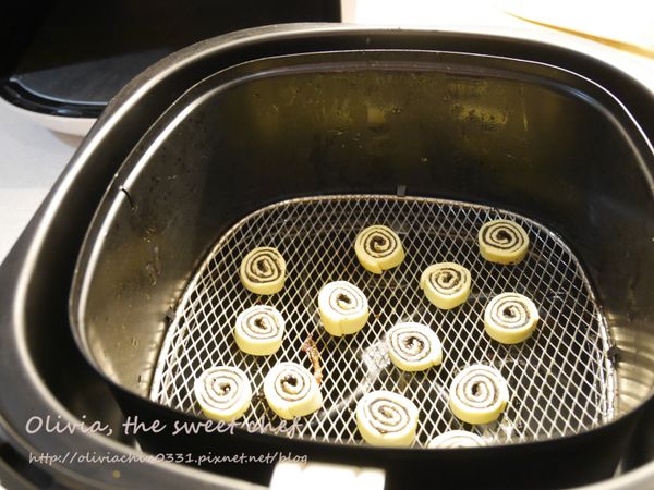 放到氣炸鍋的網籃中。