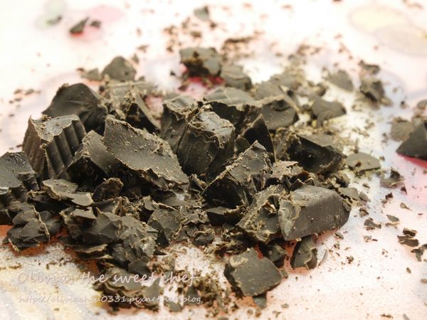 將巧克力切碎，奶油切小塊。