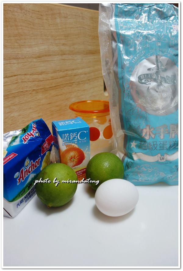 手工塔皮作法:
1.無鹽奶油切成1立方公分大小(方便mix);
2.低筋麵粉+鹽混合後,加入1切成丁的無鹽奶油混合(以手指尖醬麵粉及奶油mix成餅乾屑狀);
3.將混合後的奶油麵糰加入適量的冰水輕拌成糰即可,入冰箱冷藏30分鐘(以上)