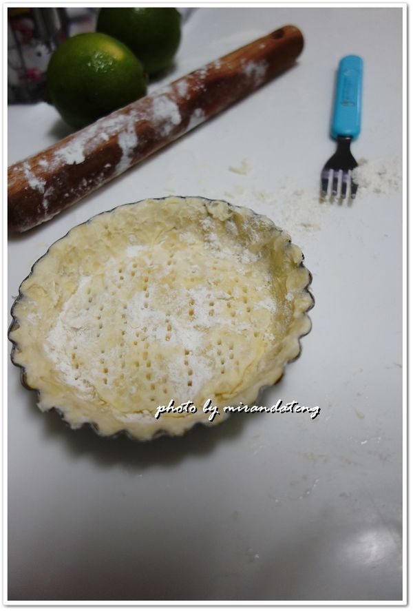 4.取出冷藏過的塔皮麵糰入已抹油(份量外,以便脫模)之烤模,入已預熱180度C溫度,烘烤20~25分。
烘培完的塔皮放涼待用。