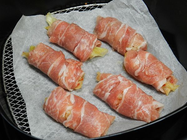 將捲好的泡菜捲放入鋪好烘培紙的氣炸鍋中