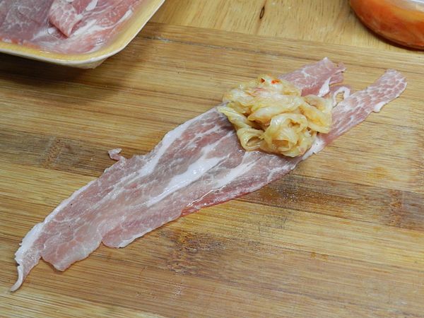 雪花豬火鍋肉片油脂分布均勻，捲入泡菜會更好吃!!