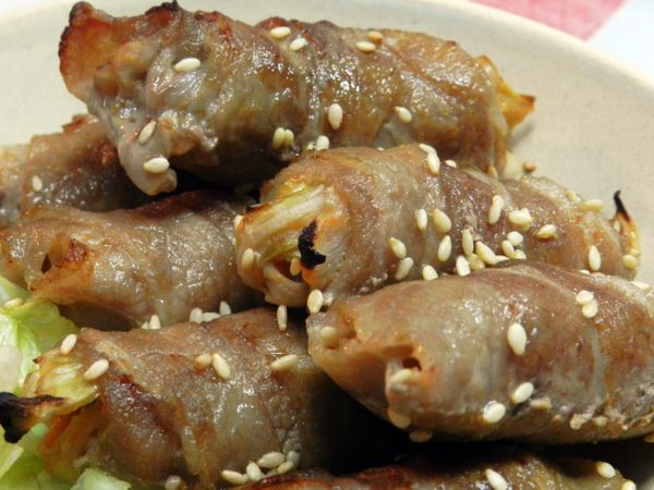 將美生菜切絲放入盤中，擺上泡菜捲，撒上白芝麻就完成囉!!