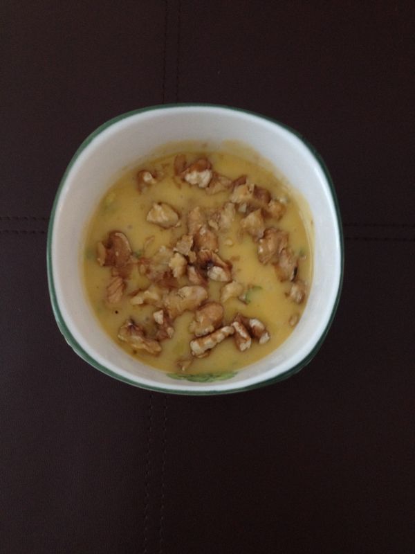 再放入有機低筋麵粉+發泡粉拌勻
拌入檸檬皮,最後在上念灑一點碎核桃.