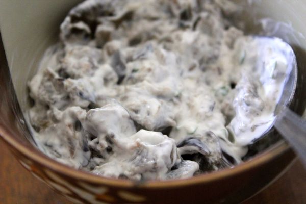 出爐後，剁碎。
放入平底鍋煮乾（約三十秒就可）,同時加入檸檬汁。