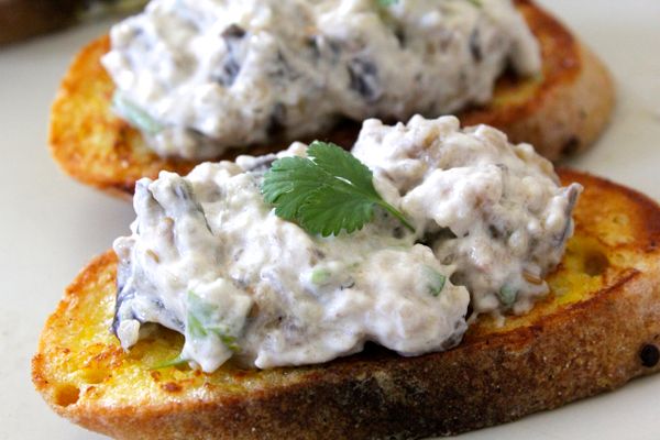 最後加入酸奶油與香菜，拌勻。
馬上配著麵包吃就是人間美味了～
放進冰箱存放一天後，風味更佳喔。