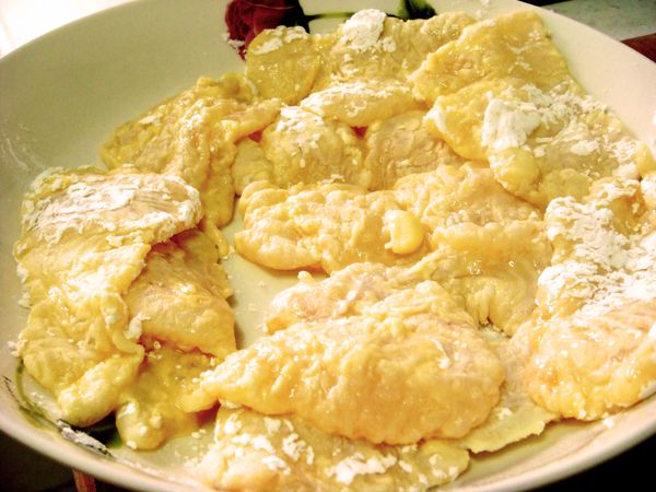 蛋打散，魚排切成片狀放入蛋液中抓一下，再沾上太白粉備用，粉不用太厚
調味料全部家在一起調勻
荔枝剝殼去核，對切備用