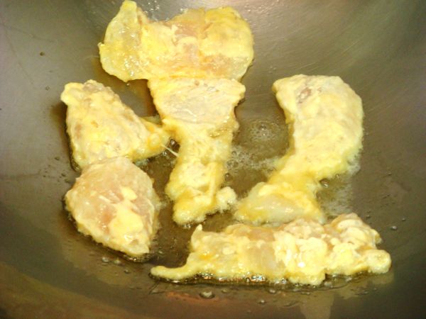 熱鍋加上２大匙油，將魚片煎到表面酥脆